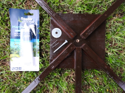 11 m Band Cobwebb antenna centred at 27.500 MHz: Mounting screw, large washer, nails and Marine silicone sealer