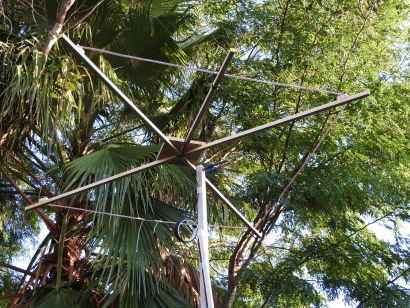 11 m Band Cobwebb antenna centred at 27.500 MHz: Testing underway close-up