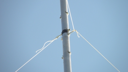 11 m Band Super J-Pole antenna centred at 27.500 MHz: Mid-point Darcon lines tied