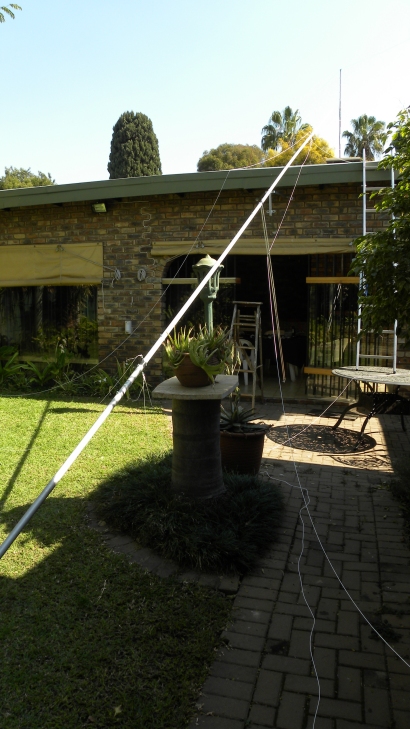 11 m Band Super J-Pole antenna centred at 27.500 MHz: Installation - Dacron lines pre-tied