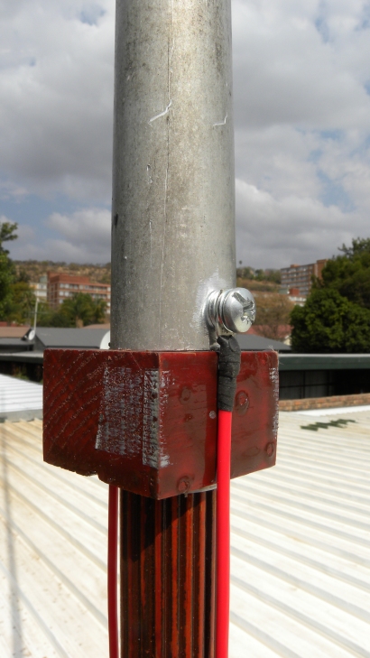 11 m Band Super J-Pole antenna centred at 27.500 MHz: Top impedance matching stub mount - connected wire side